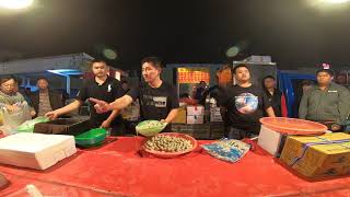 0106 24這集全部都在亂喊 全部爽歪歪 有免費的生蠔 有老闆第一次雙犧牲的商品 有買蝦送兩隻鱸魚的 有虱目魚丸3斤多賣100的 全部都賠錢賣客人爽 嘉義趙又廷海鮮拍賣109年星期一台南永大夜市43