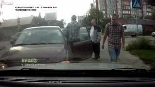 Ещё одна курица не нашла педаль тормоза / Think FOOT in the car!