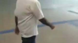 Travesti cobrando dinheiro do velho que não pagou