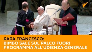 Papa Francesco, bimbo sale sul palco fuori programma all'udienza generale