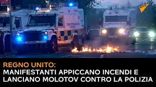 Regno Unito: manifestanti appiccano incendi e lanciano molotov contro la polizia