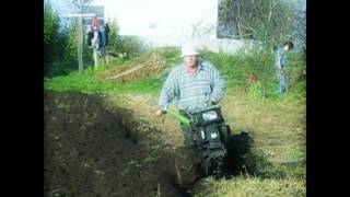 Копия видео "Оранка Мотоблоком Зубр осінь 2012.wmv"