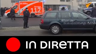 Germania, auto si schianta contro gli uffici di Angela Merkel
