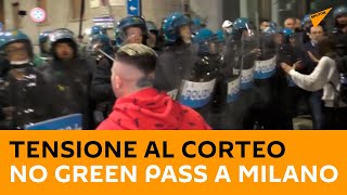 Tensione al corteo No green pass a Milano