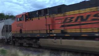 CARRUSEL CON DOS BNSF ES44C4 Y ES44DC