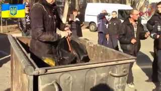 Жидобандеры издеваются над девушками. Днепропетровск 31.10.14