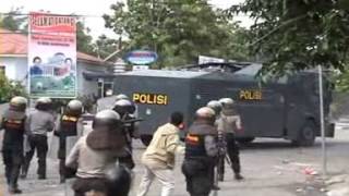 GTLO 291209 MAHASISWA VS POLISI PERANG BATU