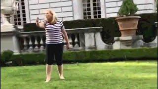 Женщина в США прогнала протестующих от своего дома с помощью пистолета — видео