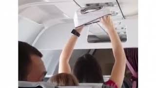 НИЧЕГО НЕОБЫЧНОГО, ПРОСТО ДЕВУШКА СУШИТ ТРУСЫ В САМОЛЁТЕ!