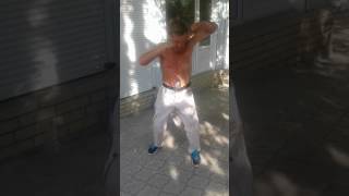 Пьяный бомж танцует боевой танец, с бутылкой в штанах. Полный ОРРРР