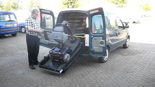 Scootmobiel in renault kangoo takelen.