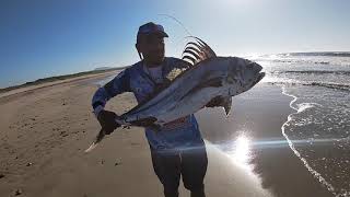 PESCANDO GRANDES PECES // PESCA DE PLAYA