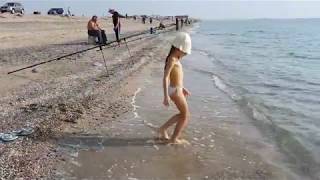 Дети парятся в бане на берегу моря