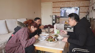 去年的今天吃两家，今年一家人按兵不动，吃完饭老爸带老妈去遛弯
