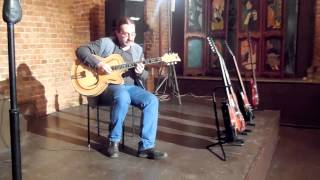 Выставка советских гитар в ЦДРИ. 23.04.2015 г. Вячеслав Капорин тестирует  Рекорд.