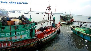 nước chảy xiết ghe thuyền cứ bị ép vào cảng ra cũng đâu phải dễ,chơi hết ga luôn.