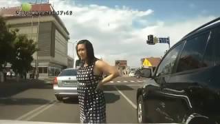 Наглая Баба Полезла на Чужую Полосу и Получила!