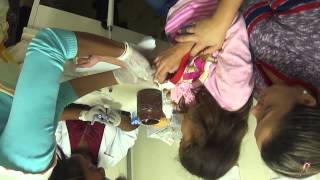 IRMÃO MENOR TIRA SANGUE SÓ PARA MOSTRAR A IRMÃ QUE NÃO DOE