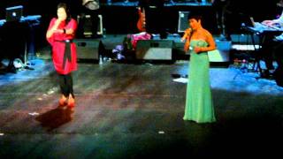 GIỮA ĐÔI BỜ XA CÁCH - Uyên Linh, Thanh Lam, Hà Linh (Cầm tay mùa hè - 19/06/2011)