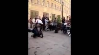 ГОПник отхватил у переодетого в гея бойца  ( прикол )