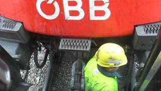 Ankuppeln der ÖBB 1116 021-5 an Wagen des EC 60 im Bf Wien Westbahnhof (Gleis 8)