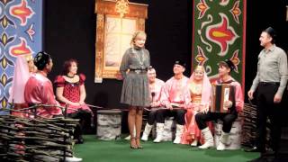 Айгуль Бариева удачно изображает курицу-несушку. ТНВ.