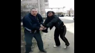 Драка бухой пары на улице
