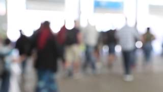 Футаж Люди идут размытие