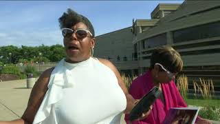 Fans mourn Aretha Franklin at public viewing