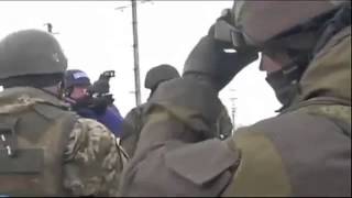 Стычка укропов и сепоров на досмотре