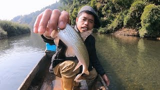 老羅爬樹發現魚窩，小梁用網圍起來越抓越多，壹眼望去全是好貨