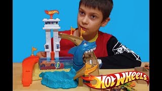 Hot Whels 2017 SHARKPORT SHOWDOWN Набор Акула и машинки меняют цвет в холодной и горячей воде