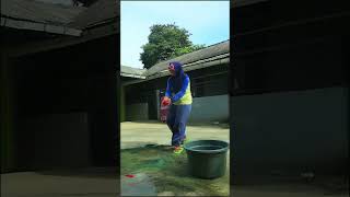 DUEL PECAHIN BALON ISI AIR #shorts #shortsviral #balon #balonair #balonku #pecahinbalon #balonair