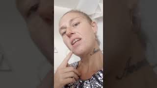 White girl singing Spanish/gringa cantando en Español
