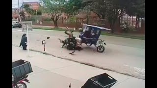Doble imprudencia: moto y bicitaxi protagonizan fuerte choque en Bogotá