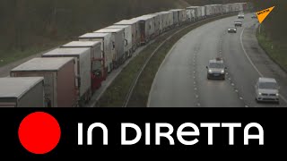 Camion bloccati per la chiusura dei confini con il Regno Unito per il nuovo ceppo di COVID-19