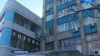 Во Владивостоке молодые люди пытались затащить в машину девушку. Подробности