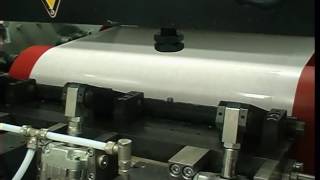 Нанесение клея щелевой головкой Robatech на нетканый материал