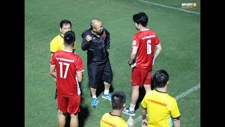 Xuân Trường và Văn Lâm làm phiên dịch đặc biệt giúp thầy Park trao đổi với các tân binh