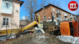 В Туле автокран рухнул в метре от жилого дома