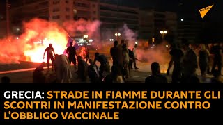 Grecia: strade in fiamme durante gli #scontri in manifestazione contro l’obbligo vaccinale