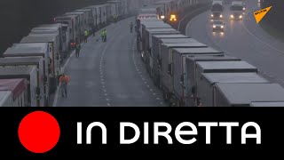 Blocco del traffico al confine con il Regno Unito