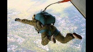 Затяжной прыжок с парашютом с высоты 2500 метров от первого лица. | First-person parachute jump