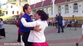 Классные танцы в городе под популярные песни! СМОТРИМ!!!