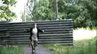 Я танцую пьяный на столе