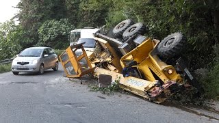 ШОК!!!! Легковушка чудом увернулась от летящего с горы автокрана - ДТП