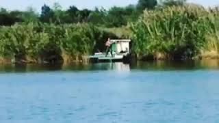 Подонок ловит рыбу на драч!!!