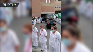 «Коридор позора»: в Бельгии недовольные властью врачи повернулись спинами к кортежу премьер-министра