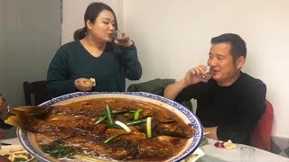安徽山村和美女喝酒，四年老公鸡，农家纯天然美味，吃得过瘾！【唐哥美食】