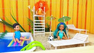 ИЗМЕНИЛ СВОЙ ВНЕШНИЙ ВИД на пляже! Игры в БАССЕЙНЕ с Куклами Барби